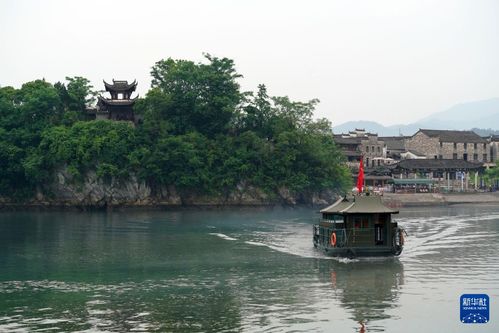 安徽泾县桃花潭景区内游客与当地居民互动场景