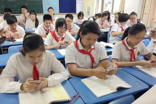 教师在课堂上引导学生思考科学问题