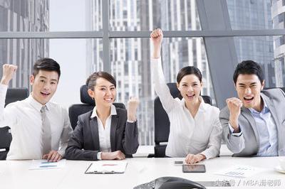 一位年轻上班族在城市中行走