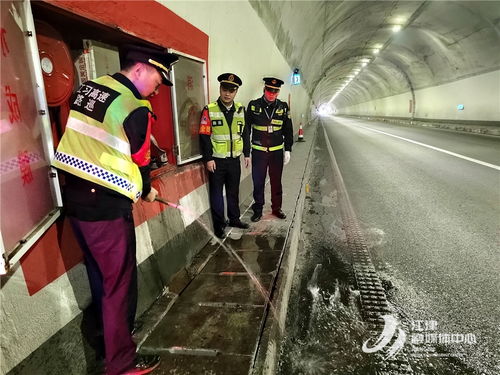 铁路工作人员检查隧道设施