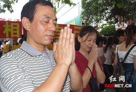 母亲送考后落泪