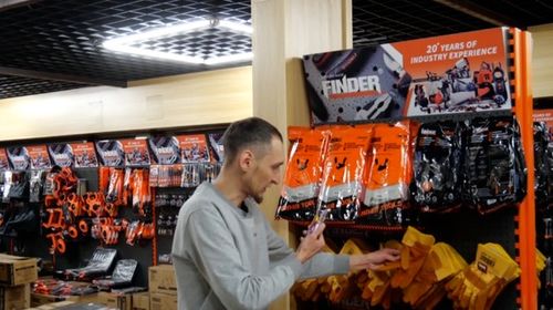 跨境电商直播间展示中国制造商品