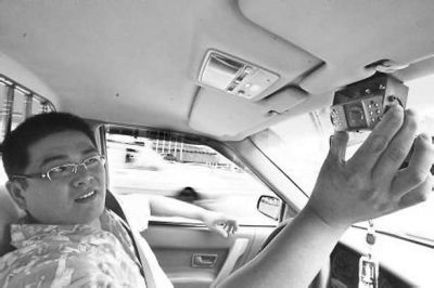 乘客被煤灰吹黑后拍照记录