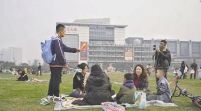 被聋哑父亲托举出农村的男孩现状：从沉默到希望，一段感动全网的真实故事