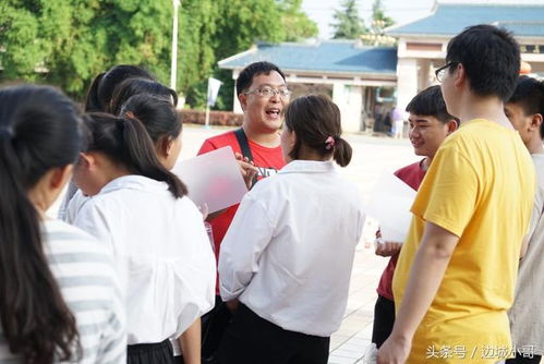 高考结束后学生走出考场