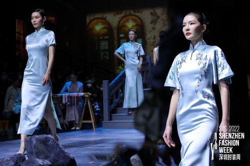 杨幂提灯执扇演绎非遗风格