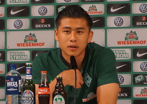 张玉宁在新闻发布会上发言