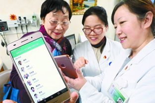 医生与患者在诊室交流病情