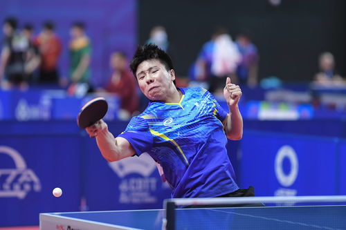 徐瑛彬在比赛中奋力击球