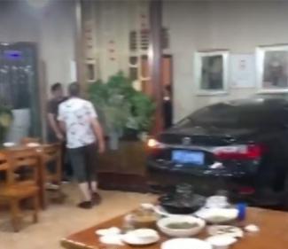 河南周口老头乐冲入餐厅现场图