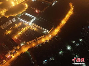 大型物流园区夜间灯火通明运作景象