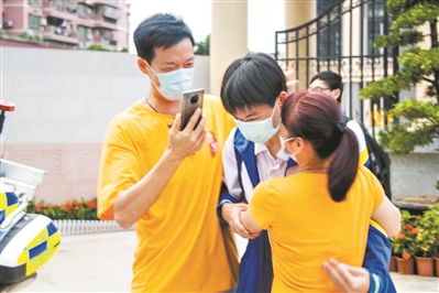 学生走出考场与家人拥抱