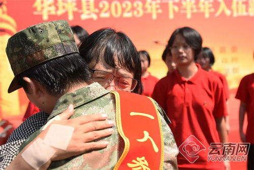 张桂梅与学生拥抱告别