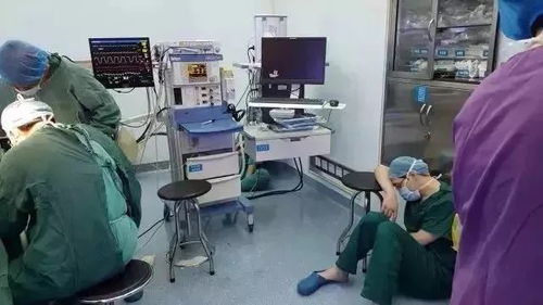 医院走廊中一位医生低头沉思