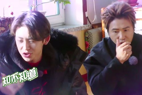 郭小洋在房间内捂着肚子