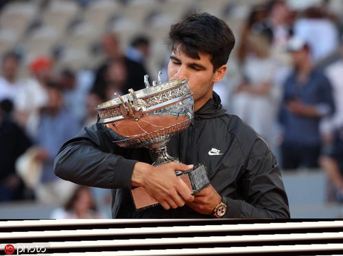 阿尔卡拉斯高举法网冠军奖杯