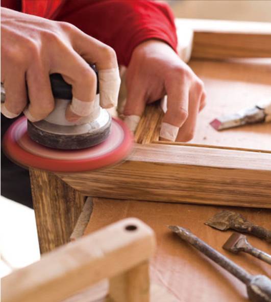 实木家具手工打磨过程图