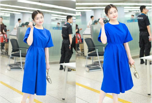 穿着真丝连衣裙搭配珍珠耳环和链条包