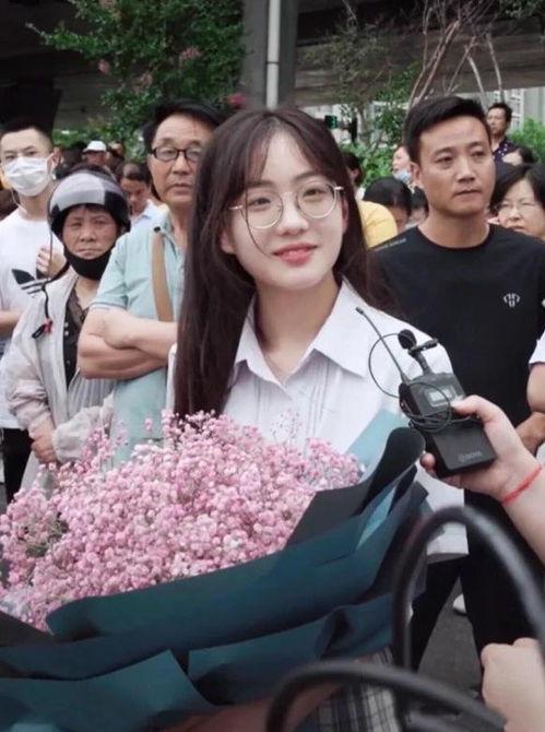 已被浙大录取女孩考场外为同学加油，她的暖心举动感动全网