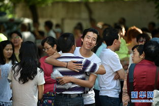 银川二中老师与考生击掌