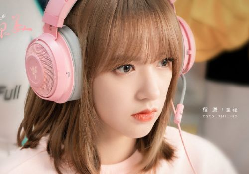 程潇低头微笑自拍