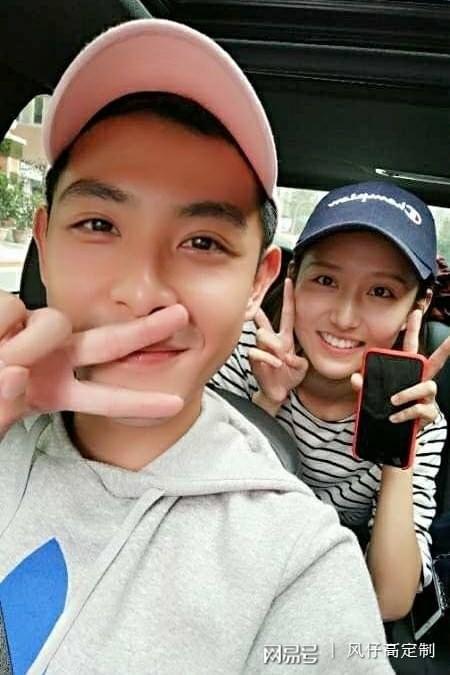 连晨翔与刘品言甜蜜牵手散步