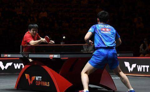 球迷围观樊振东转圈打球