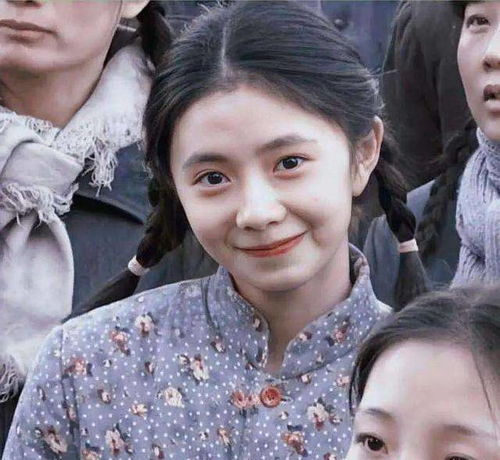 刘浩存接受采访时认真回答问题