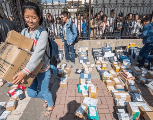 学生集体退货快递打包现场