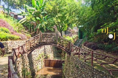 一家人坐在农家乐吃饭聊天