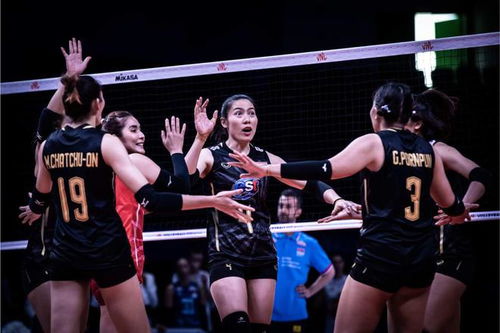 中国女排队员在场上相互鼓励