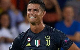 C罗在比赛中掩面落泪