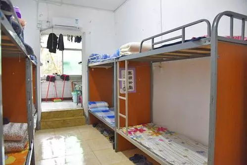 学生清理宿舍积水