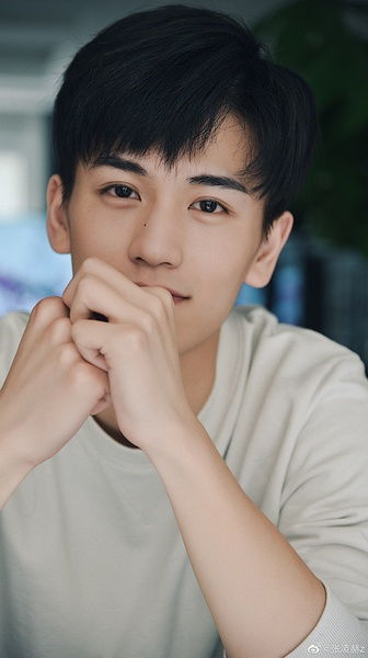 张凌赫微笑帅气自拍照片