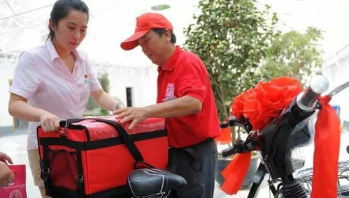 杭州骑手妈妈带娃送餐摔倒民警救助