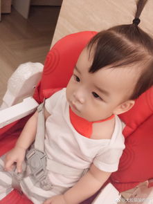 外婆给孩子穿肚兜