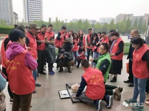 志愿者在街头进行急救知识培训的现场