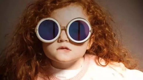 Labubu用大眼睛看着镜头微笑