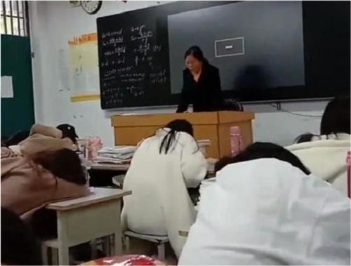 轩轩在学校上课的场景