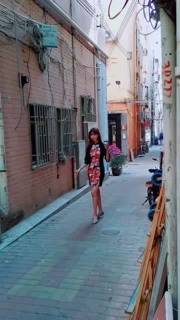 女子拖拽女童进入小巷瞬间