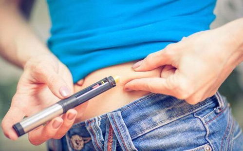 医生正在为患者注射抗蛇毒血清