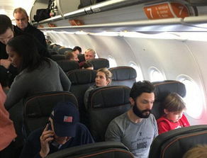 特朗普登机险摔倒引热议，网友：想起拜登？