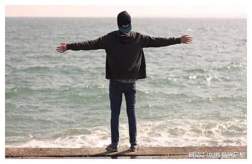 夕阳下五个女生背影渐行渐远