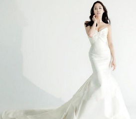 女子穿婚纱在民政局