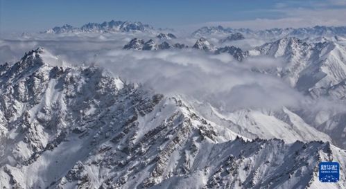 昆仑山脉壮丽雪峰远景图