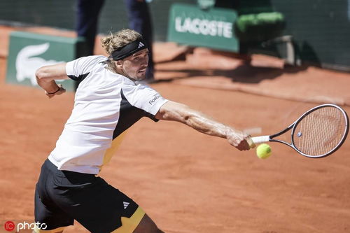 阿尔卡拉斯举起法网奖杯庆祝