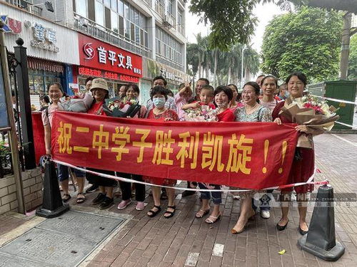 高考结束全家出动接娃！横幅、鲜花齐上阵，太有爱了