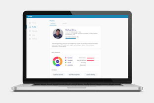 王自如在电脑前操作AI工具界面