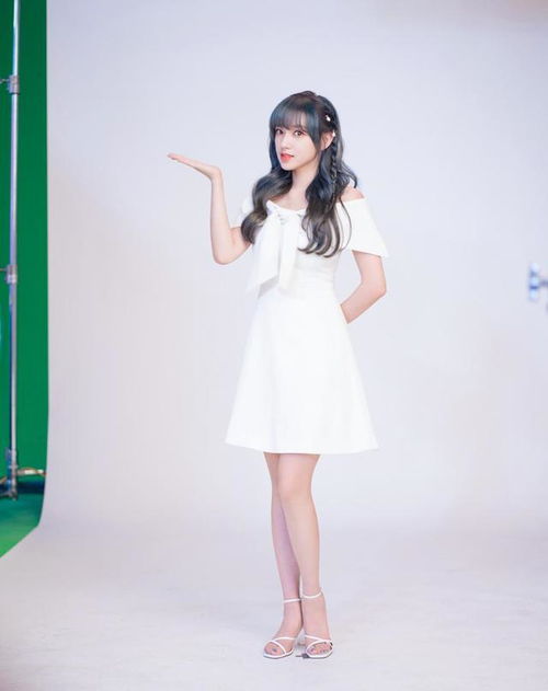 程潇背影照身穿白色连衣裙站在窗边