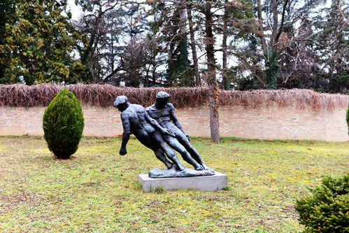 铁托墓前鲜花环绕的大理石棺椁